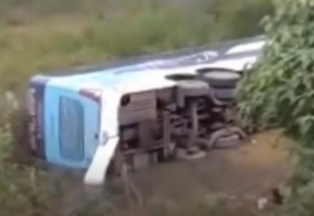 Ônibus cai em ribanceira e deixa dez pessoas feridas no Piauí