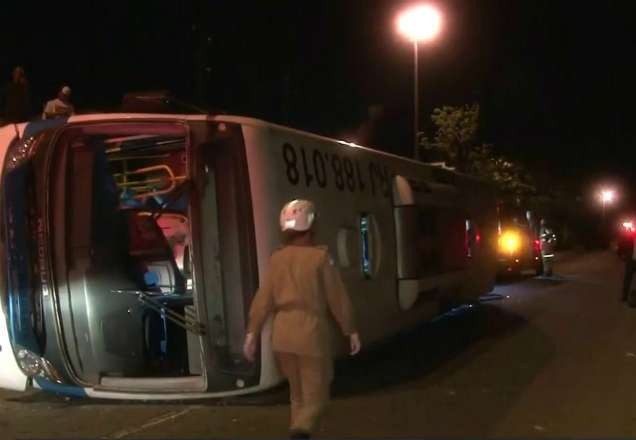 Ônibus despenca de viaduto e 14 pessoas ficam feridas no Rio de Janeiro