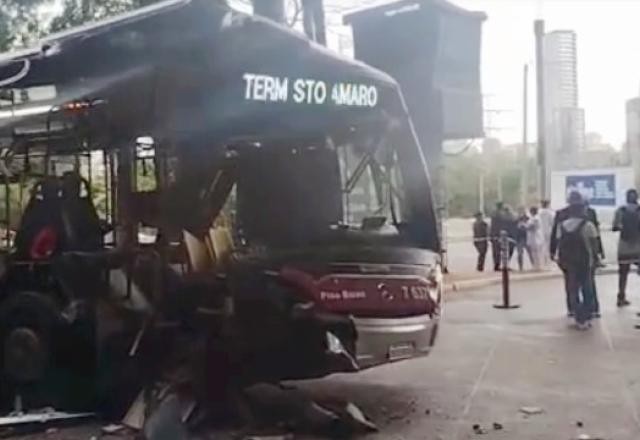 Ônibus se envolve em acidente e invade shopping em São Paulo