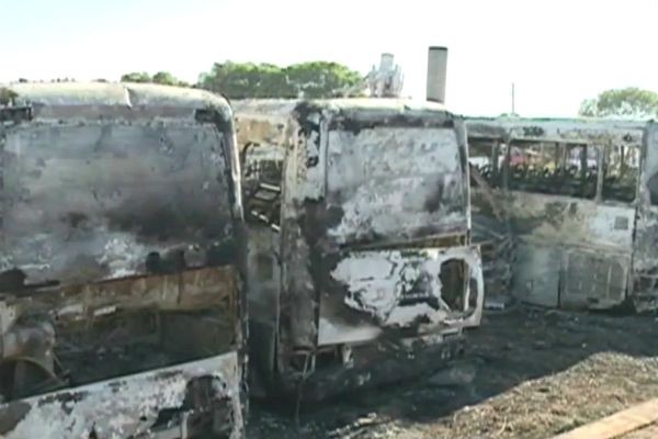 Ônibus e caminhões são queimados após morte de homem por PM