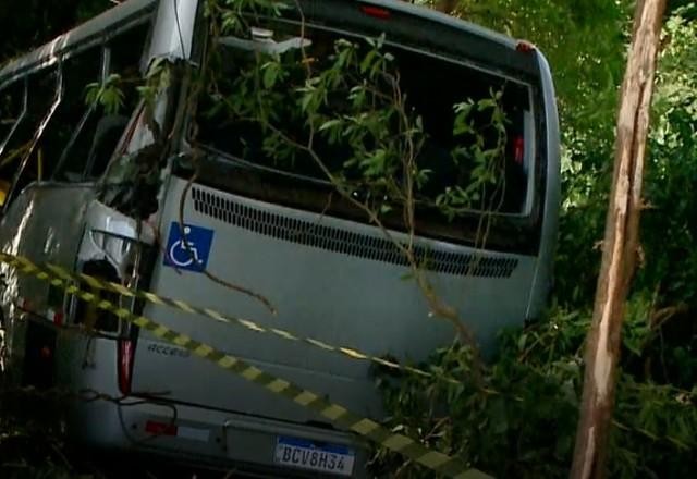 Acidente com ônibus deixa 7 mortos e 13 feridos no Paraná