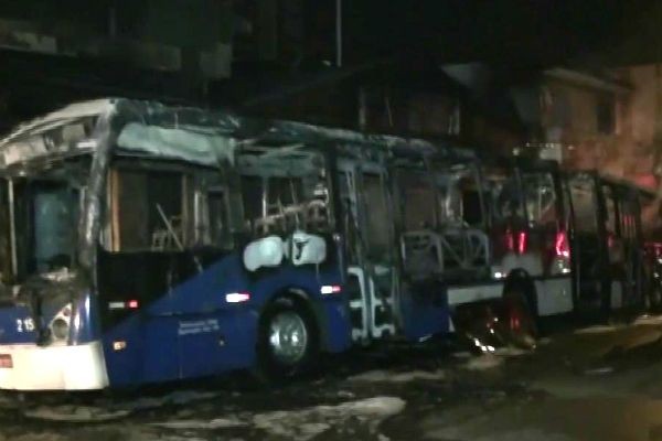 Ônibus pega fogo após pane elétrica na Zona Norte de São Paulo