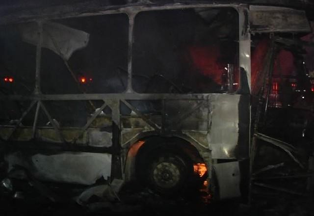Imagem da noticia RJ: Fogo destrói um ônibus articulado e parte da Estação do BRT, em Guaratiba