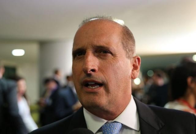 Imagem da noticia Aposta para blindar governo na CPI, Onyx viaja em dia quente no Senado