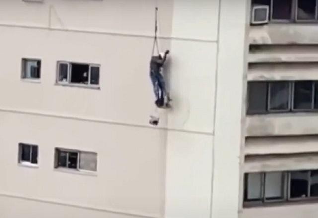 Operário fica preso e pendurado no 10º andar de prédio