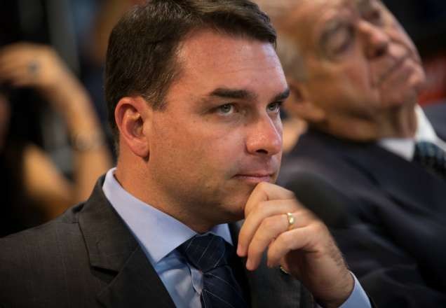 Imagem da noticia Oposição pede cassação de Flávio Bolsonaro por suposta ligação com milícias do RJ
