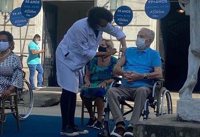 Imagem da noticia Centenário, ator Orlando Drummond recebe vacina da covid-19