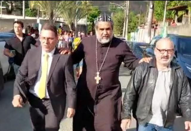 Imagem da noticia Padre Kelmon chega a casa onde Roberto Jefferson resiste à prisão