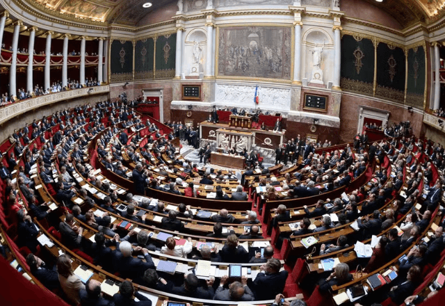 Imagem da noticia França debate proibição de redes sociais para menores de 15 anos