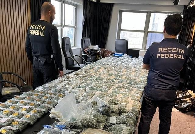 Imagem da noticia PF apreendeu carros de luxo, esmeraldas, gados e propriedades