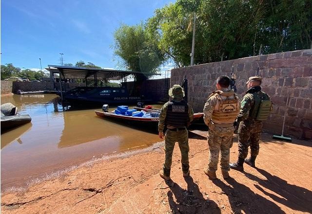 Polícia apreende quase 1 tonelada de maconha em embarcações no Rio Paraná