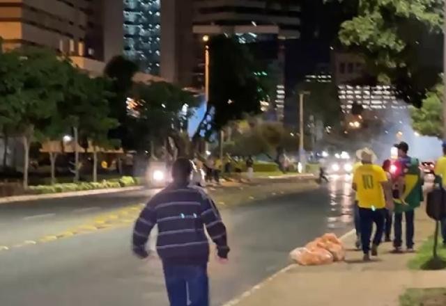 Imagem da noticia Bolsonaristas tentam invadir PF e ateiam fogo em ônibus no DF