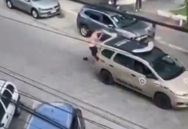 Imagem da noticia Suspeito de matar mulher agride dois policiais a pauladas