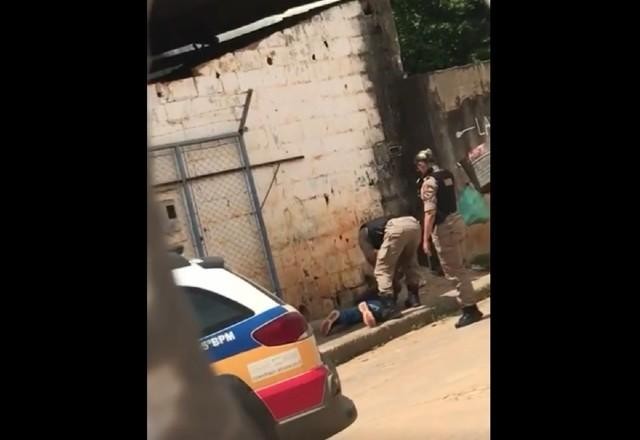 Vídeo: homem é detido pela PM após ferir outro com facão em MG