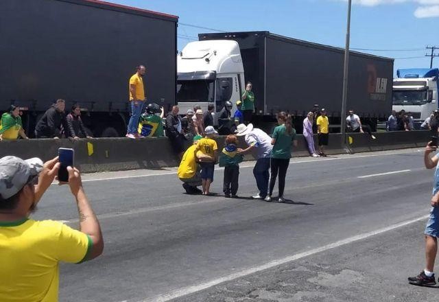 Imagem da noticia MP de Santa Catarina investiga uso de crianças em bloqueios de rodovias