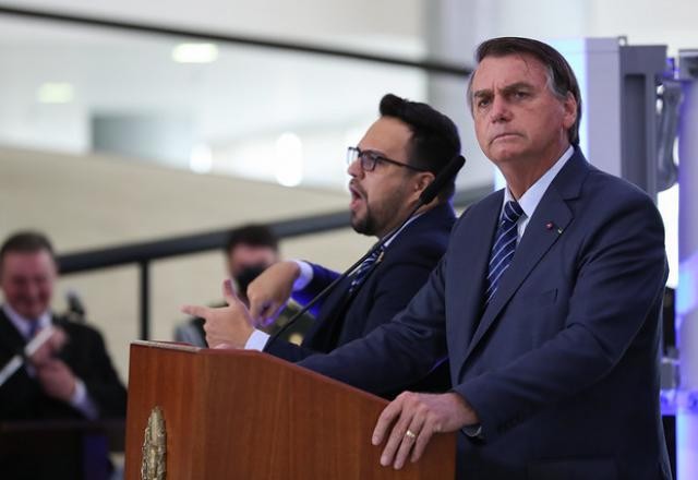 Imagem da noticia Bolsonaro sugere que covid-19 foi criada em laboratório chinês