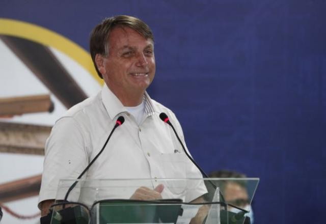 Imagem da noticia "Se virar jacaré, é problema seu", diz Bolsonaro sobre vacina da Pfizer