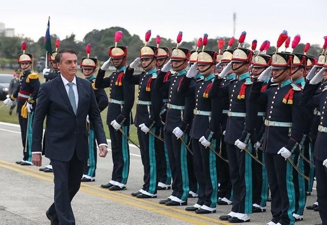 Bolsonaro se reúne com militares em cerimônia  no Rio de Janeiro