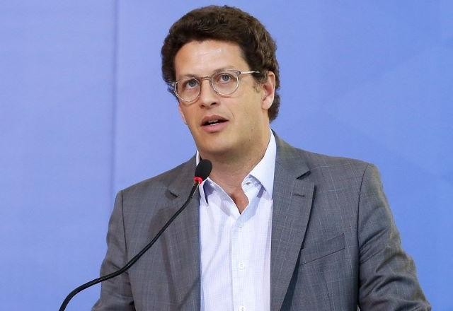 Imagem da noticia Salles quer depor em inquérito sobre esquema de exportação de madeira
