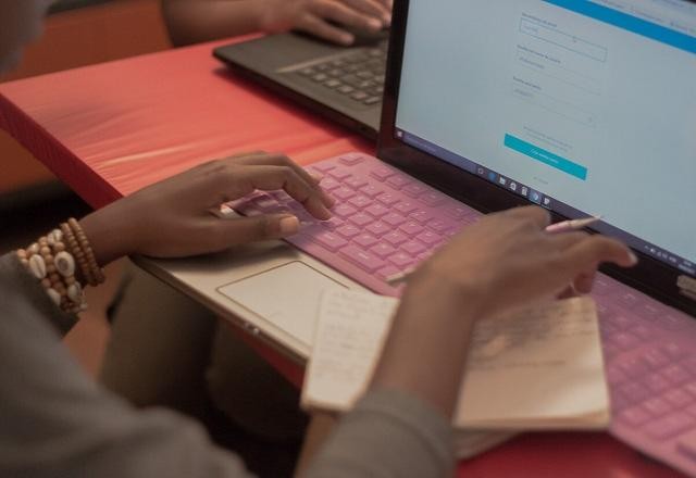 Imagem da noticia Empresa é condenada a pagar R$ 10 mil a funcionária que sofreu ofensas racistas