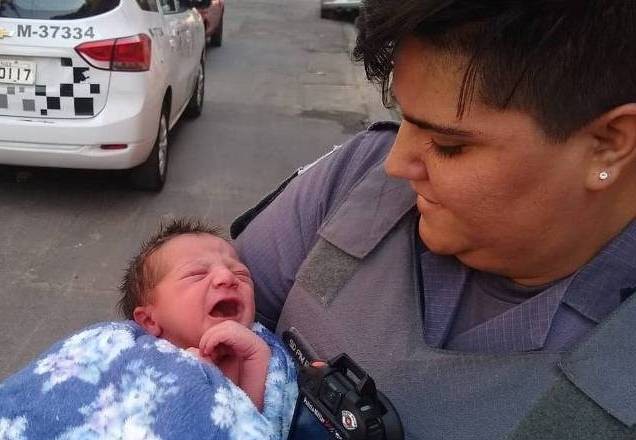 Imagem da noticia PMs encontram bebê em caixa de sapato e agente quer adotar criança
