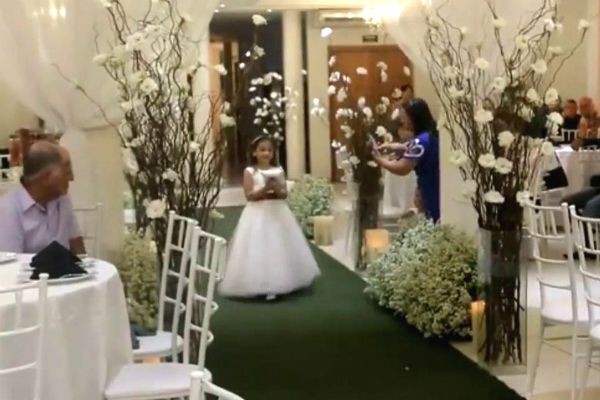 Imagem da noticia Padrasto faz surpresa para enteada durante casamento e comove a internet