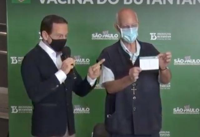 Padre Júlio Lancellotti é vacinado contra a Covid-19