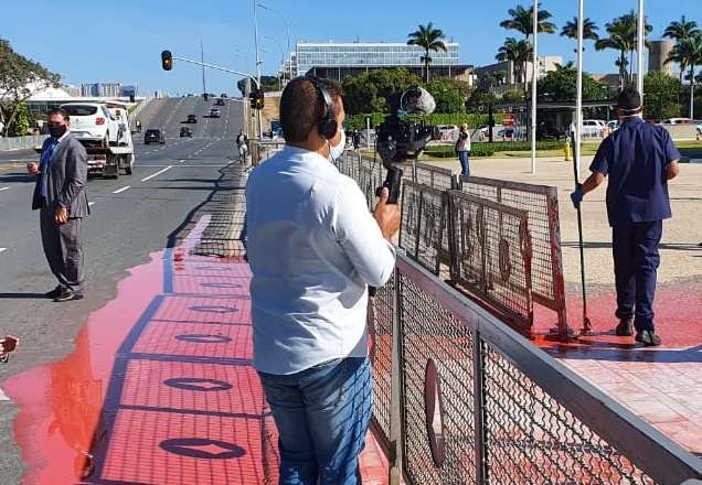 Palácio do Planalto é manchado com tinta vermelha; autor é preso