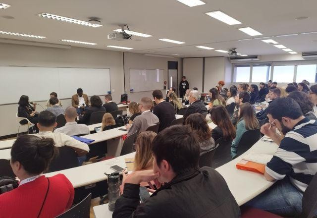 Imagem da noticia Redes sociais: jornalistas discutem como lidar com o extremismo político