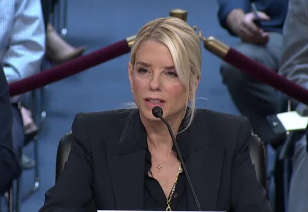 Imagem da noticia Procuradora-geral dos EUA evita falar sobre caso Epstein e ataca democratas em sabatina no Congresso