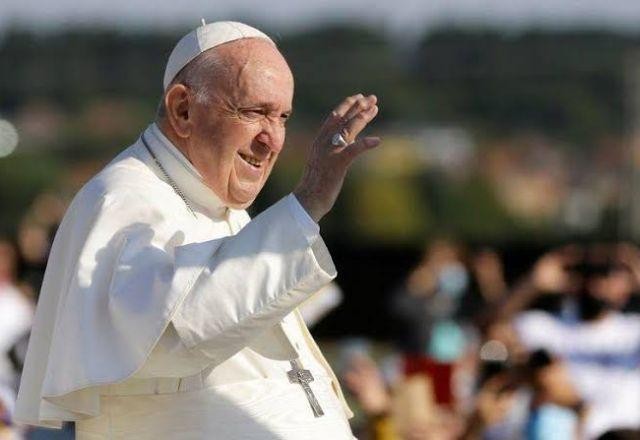 Papa Francisco precisou receber auxílio respiratório e está bem