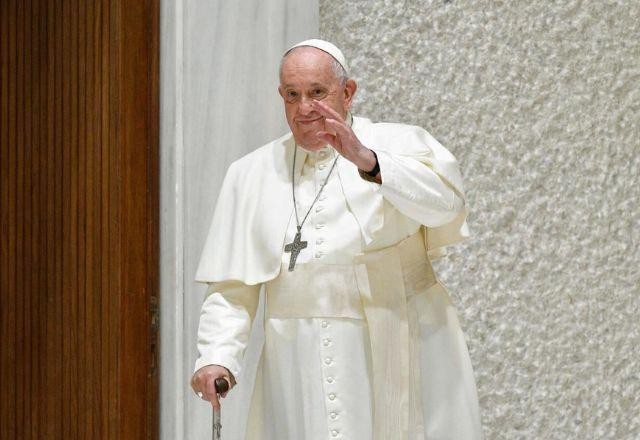 Imagem da noticia Cirurgia do papa Francisco é concluída "sem complicações"