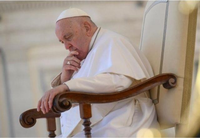 Imagem da noticia Papa Francisco é internado em Roma para exames médicos, diz Vaticano