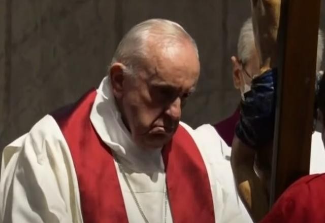Imagem da noticia Papa Francisco retoma celebrações públicas da Sexta-feira Santa