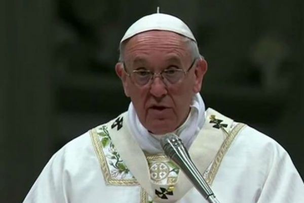 Papa Francisco e milhares de fiéis lembram a morte de Jesus 