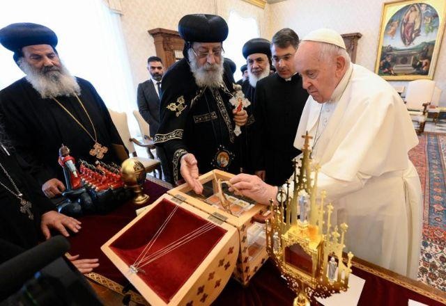 Imagem da noticia Papa Francisco vai passar por cirurgia de emergência, diz Vaticano