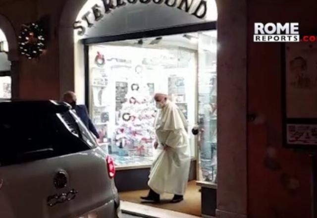 Imagem da noticia Em passeio noturno, papa visita loja de discos em Roma