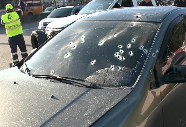 RJ: tiroteio na Av. Brasil deixa carro de PM crivado de balas