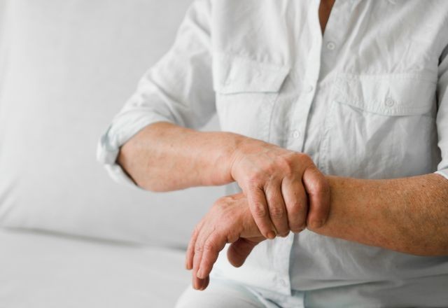Imagem da noticia Posso ter Parkinson antes dos 60 anos? Veja sinais e os avanços no tratamento