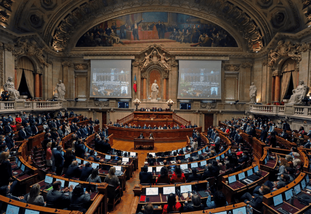 Imagem da noticia Parlamento de Portugal aprova lei anti-imigração; saiba o que muda 