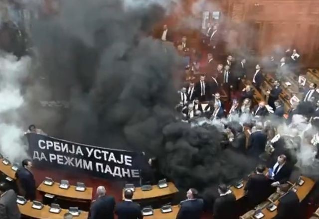 Imagem da noticia Parlamento da Sérvia tem bombas de fumaça e sinalizadores; três congressistas ficaram feridos