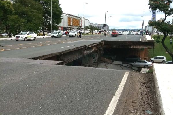 Parte de viaduto desaba na região central de Brasília