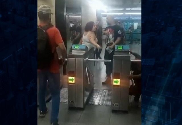 Grupo intimida passageiros na estação Anhangabaú, em SP