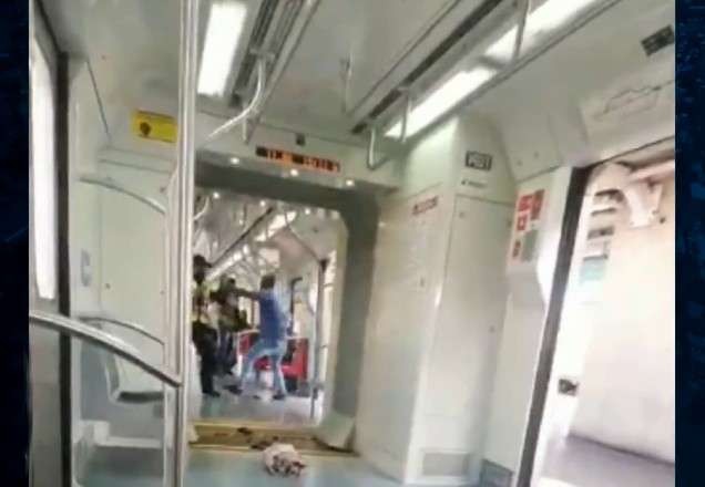 Imagem da noticia Passageiro causa confusão ao colocar os pés sobre assento preferencial do trem
