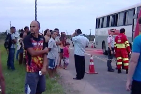 Passageiros de ônibus morrem durante troca de tiros entre policiais e assaltantes