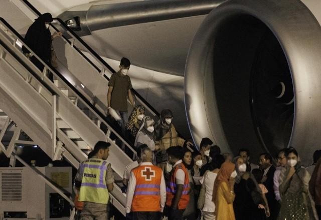 Avião do governo espanhol leva 294 refugiados afegãos para a Espanha