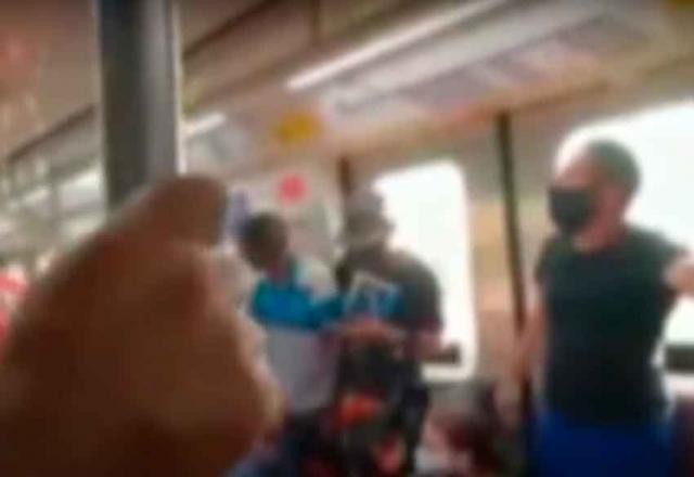Vídeo: passageiros são feitos reféns por homem armado com faca