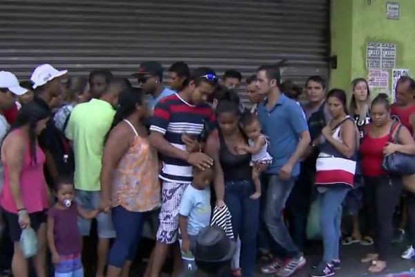 Paulistanos lotam ruas de comércio em busca dos últimos presentes de Natal