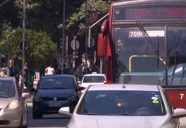Paulistanos passam mais de duas horas por dia no trânsito