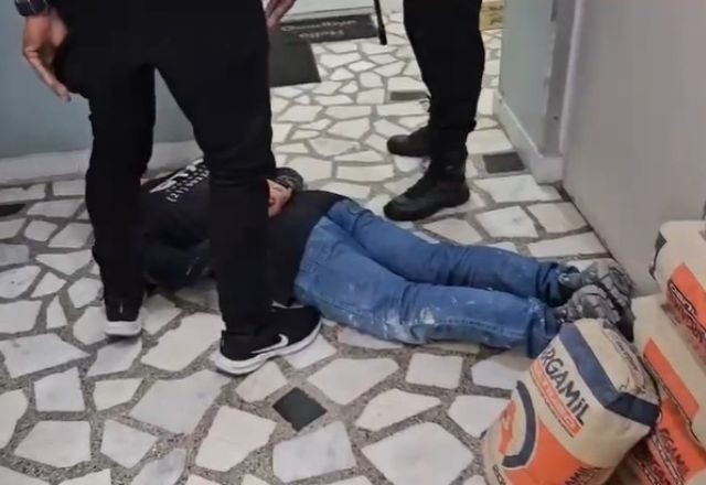 Imagem da noticia De dia pedreiro, de noite ladrão: polícia prende homem que roubava casas de luxo e bancos no RJ
